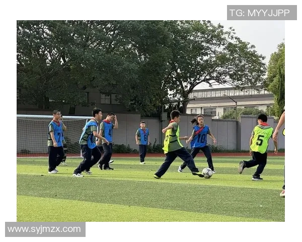 绿茵场上激情飞扬足球巨星全力拼搏瞬间精彩定格